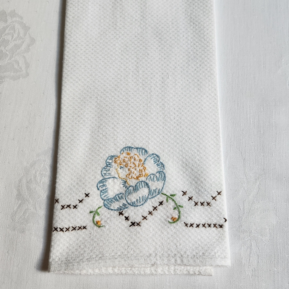 VINTAGE CROSS STITCHED AND EMBROIDERED COTTON HUCK GUEST HAND TOWEL - Picture 2 of 5
